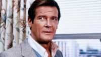 roger-moore-obnažen&aacute;-tv&aacute;ř-640x300