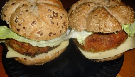 FOTO: Vegetariánská houska se sójovým karbanátkem