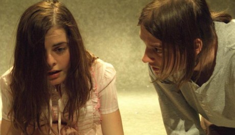 FOTO: Sestra s mrtvým bratrem