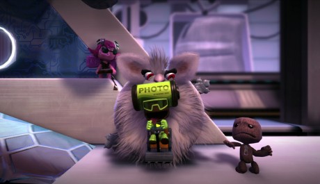 Během hraní si osedláte opravdu kdeco OBR.: Sackboy sedí na křečkovi