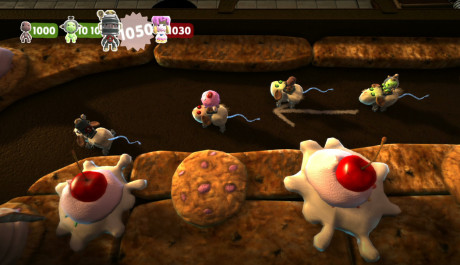 Jeden z mnoha versus levelů OBR.: Sackboys závodí na myších