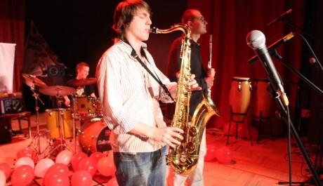 foto Behind The Door