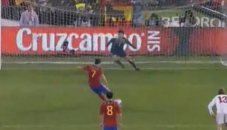 David Villa proměňuje penaltu