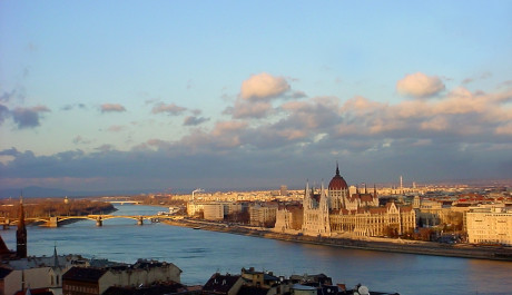 Hlavní město Budapešť leží na Dunaji