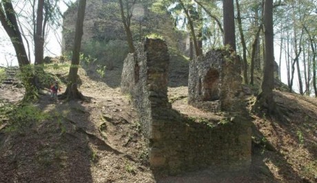 FOTO: hrad Zbořen&yacute; Kostelec, T&yacute;nec nad Labem