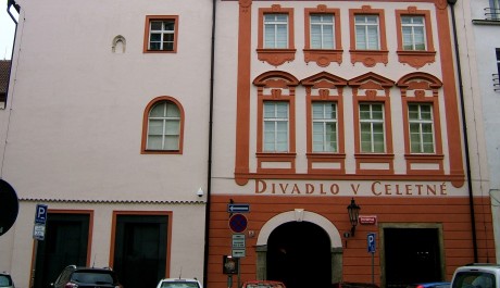 Foto: Dvoubarevná fasáda Divadla v Celetné