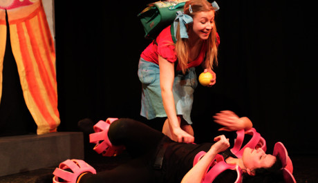 FOTO: Karol&iacute;nka si hraje s pudlic&iacute; Lůňou