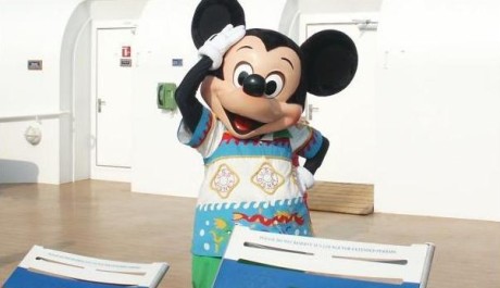 Postavička Mickey Mouse baví na lodi hosty FOTO: Postavička Mickey Mouse baví na lodi hosty
