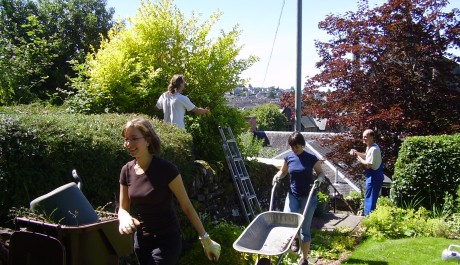 Mládež renovuje park FOTO: Mládež renovuje park