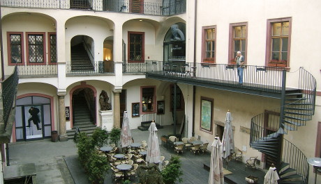 FOTO: Nádvoří Divadla v Celetné