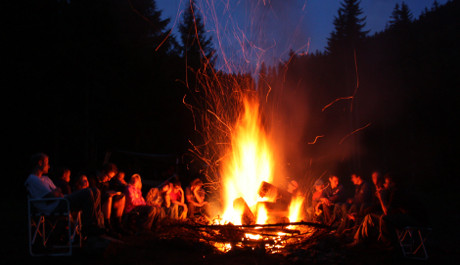 FOTO: Oheň má ochránit před tajemnými silami