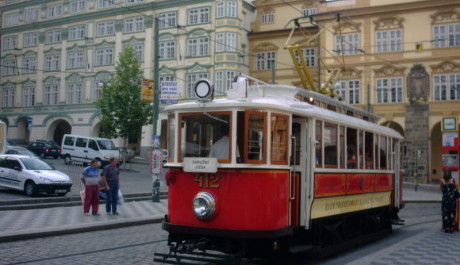 FOTO: Stará tramvaj na Malostranském náměstí
