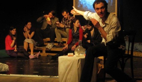 FOTO:Vojtěch Lipina připravuje drogu