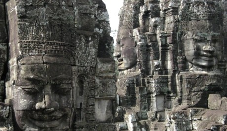 FOTO: Obří kamenné tváře chrámu Bayon s úsměvem boha Avalokitéšvary