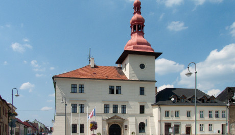 FOTO: Radnice v Bělé pod Bezdězem, kousek odtud v Podolí Holanovi žili