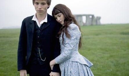 Foto: Eddie Redmayne a Gemma Arterton v televizním seriálu BBC