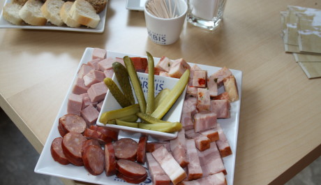 Klobásky, slanina, šunka a spousta dalších lahůdek od firmy Váhala FOTO: Klobásky, slanina, šunka