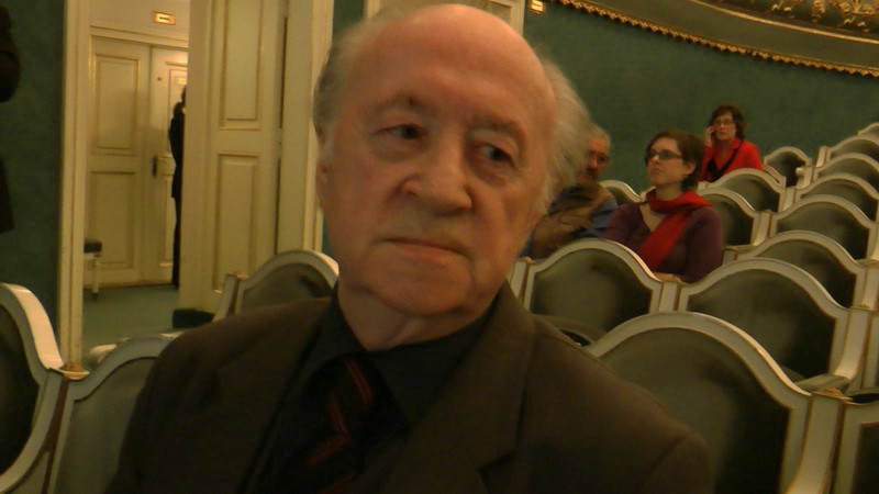 VIDEO: Když Josefu Hrubému nejde psaní, vezme nůžky a stříhá obrázky ...