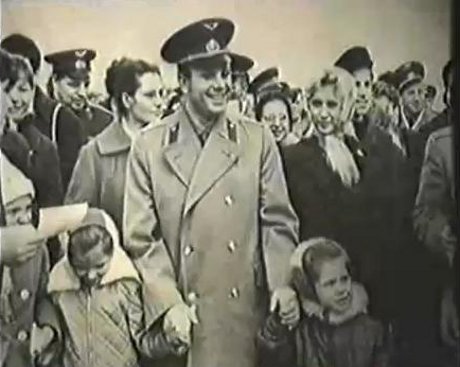 FOTO: Jurij Gagarin byl v očích všech po úspěšném přistání hrdinou