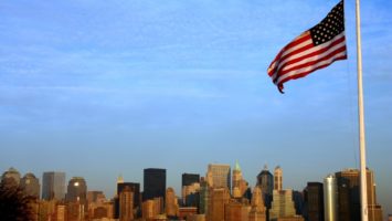 FOTO: Panorama New Yorku s americkou vlajkou v popředí