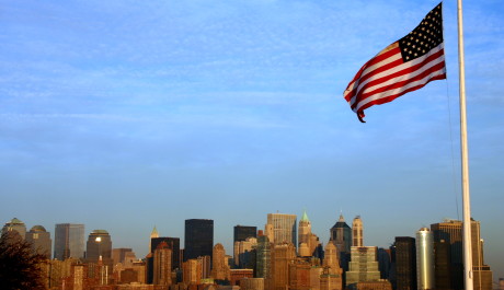 FOTO: Panorama New Yorku s americkou vlajkou v popředí