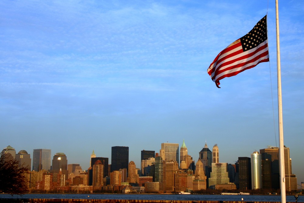 FOTO: Panorama New Yorku s americkou vlajkou v popředí