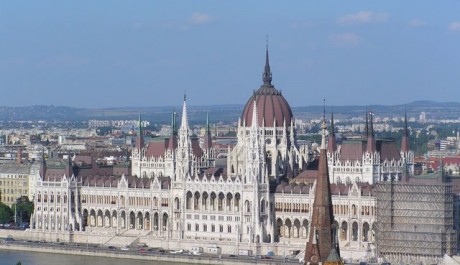 FOTO: Budapešť, budova parlamentu na břehu Dunaje