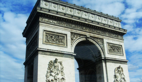 FOTO: V&iacute;tězn&yacute; oblouk na Champs Elys&eacute;es