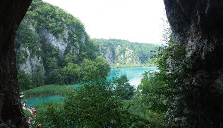 FOTO: Pohled z jeskyně, kde byl ukryt poklad na Stříbrném jezeře