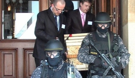 FOTO: Policejní doprovod převážených sbírek