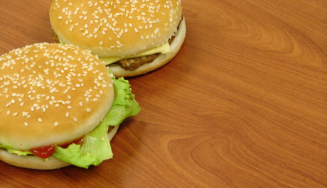 FOTO: Dva hamburgery na stole.