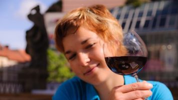 FOTO: Dívka s vínem