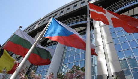 FOTO: Česká vlajka u Evropského parlamentu v Bruselu