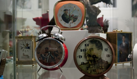 Obr: Martin Parr je známý coby vášnivý sběratel kuriozních artefaktů a suvenýrů ze svých cest. V jeho sbírce lze nalézt například mnohé tématické hodinky s originálními motivy.