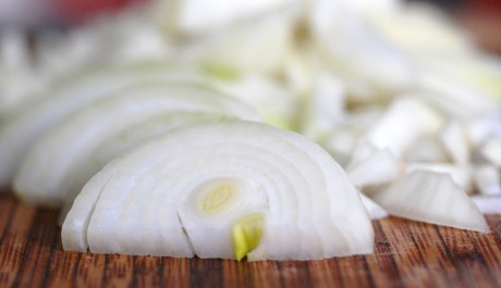 FOTO: Mastnotu z vlasů dostane šťáva z cibule