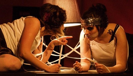 FOTO: Postižená dvojčata v podání Johany Vaňousové a Adély Nesrstové