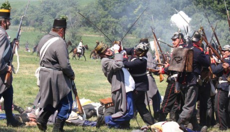 FOTO: Rekonstrukce bitvy na Chlumu na historickém bojišti u Hradce Králové