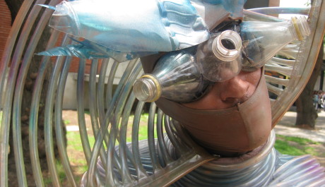 FOTO: Kost&yacute;m od Iv&aacute;na S&aacute;ncheze vyroben&yacute; z plastov&yacute;ch l&aacute;hv&iacute;