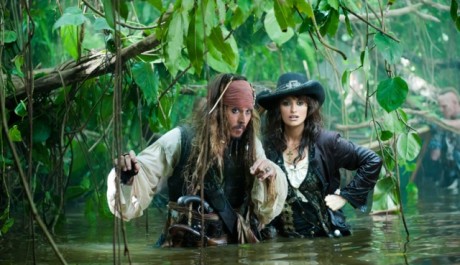 Piráti z Karibiku FOTO: Penélope s Johny Deppem v Pirátech z Karibiku: Na vlnách podivna