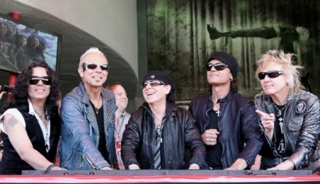 Scorpions otiskuj&iacute; ruce na Hollywoodsk&yacute; chodn&iacute;k sl&aacute;vy, Zdroj: the-scorpions.com 