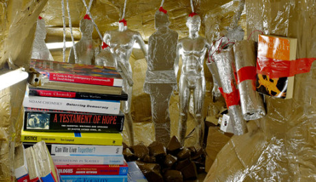 FOTO: Rozsáhlý posapokalyptický Cavemanman (2002) Thomase Hirshhorna