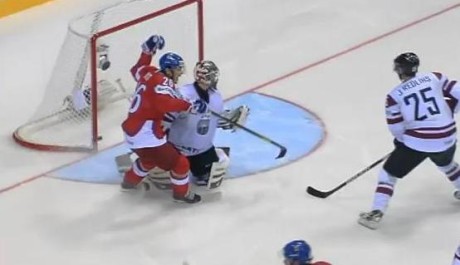 Martin Havlát střílí gól do sítě Lotyšska