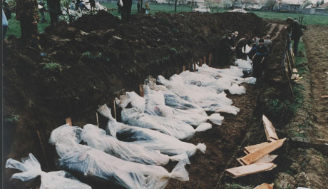 Foto: Exhumace masov&eacute;ho hrobu v Serbrenice, 1996