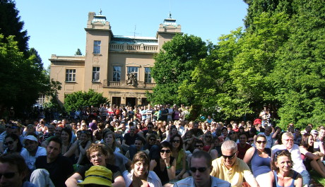 Lidé před krytou divadelní scénou FOTO: Lidé před krytou divadelní scénou