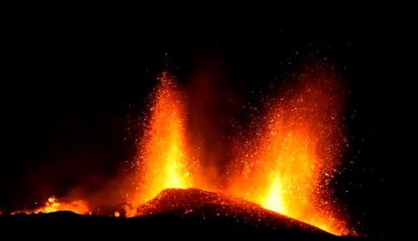 FOTO: Erupce na islandské sopce v noci