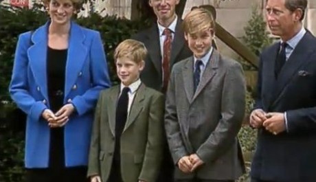 FOTO: William s rodinou během prvního dne na Eton College