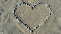 FOTO: Srdce z kamenů v písku