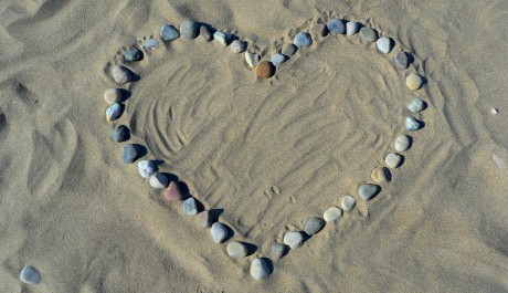 FOTO: Srdce z kamenů v písku