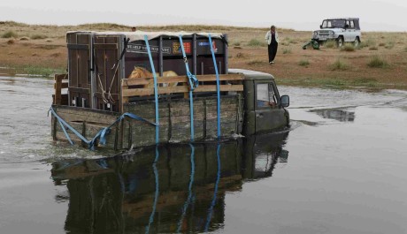FOTO: Brodění řeky cestou do rezervace