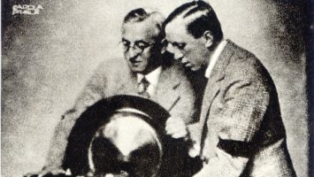 FOTO: Karel a Josef Čapkovi u rádia